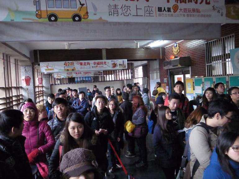 瑞芳駅では臨時切符売り場がありました。混雑。